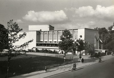 121418 Gezicht op de voorgevel van de Stadsschouwburg (Lucasbolwerk) te Utrecht, uit het zuiden.